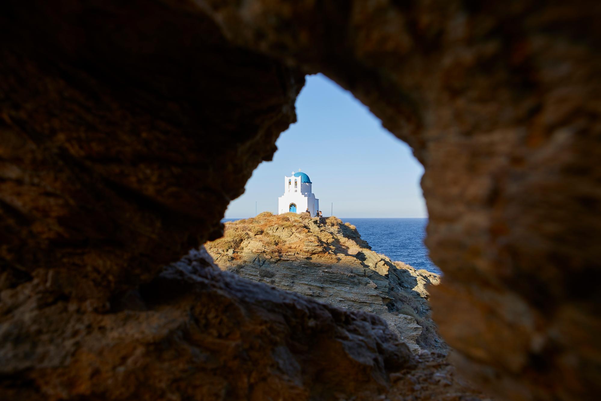 Église des Sept Martyrs à Sifnos sur fond de mer bleue et ciel clair