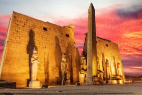 Entrée du Temple de Louxor au coucher de soleil en Égypte