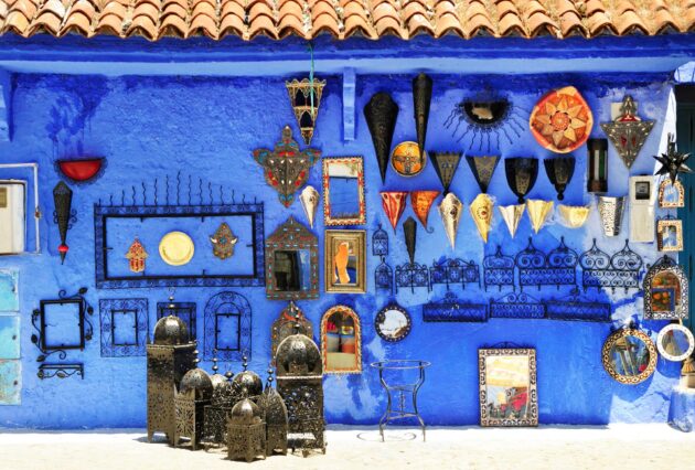 Essaouira - Maroc, boutique d'antiquités dans un riad traditionnel, atmosphère culturelle et historique