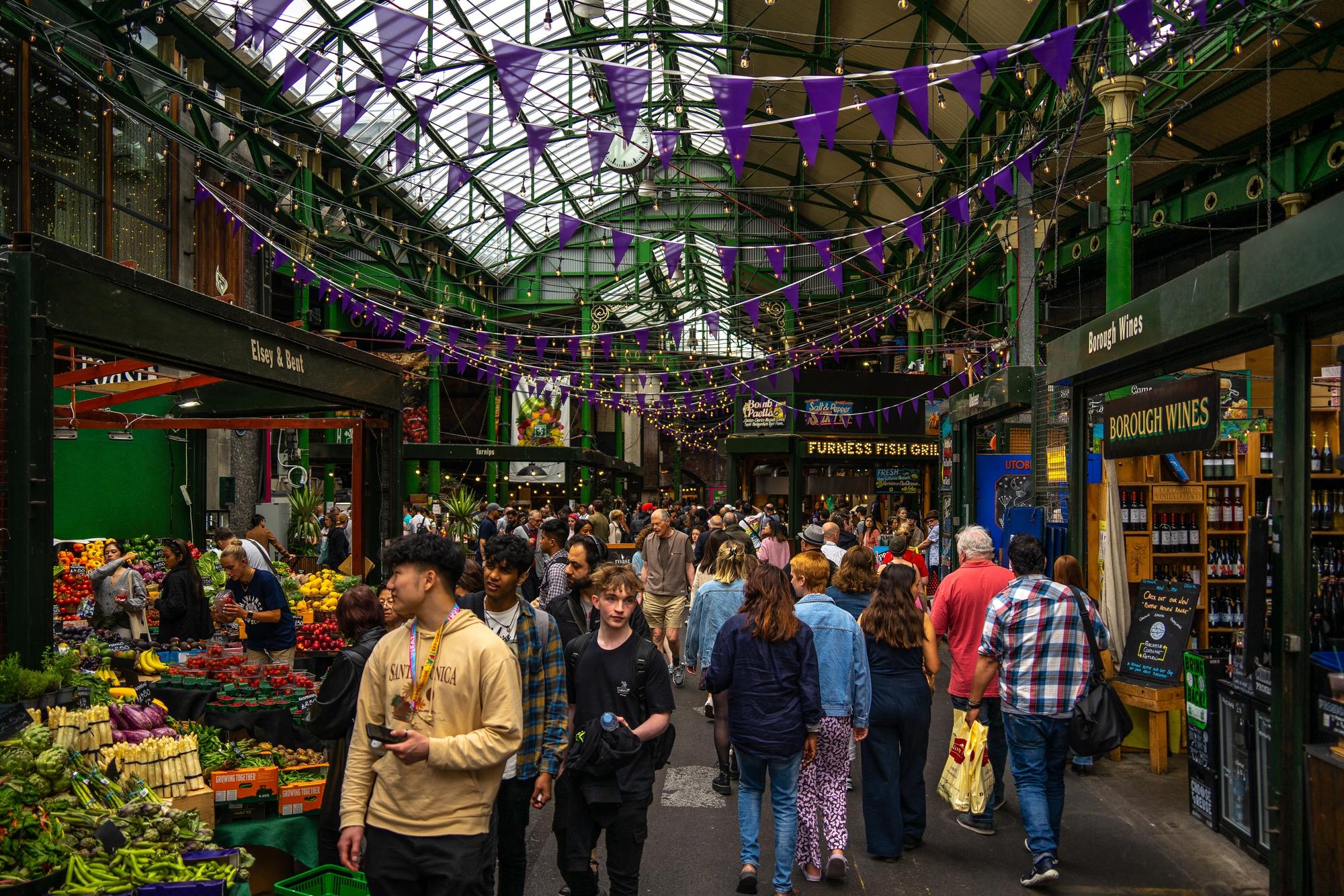 Foule animée au Borough Market à Londres, illustrant la diversité et l'ambiance du marché