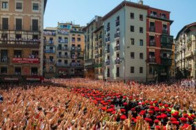 Foule célébrant les fêtes de Bayonne en tenue traditionnelle blanche et foulards rouges