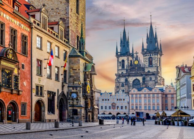 Hôtel de ville avec horloge astronomique et église de Notre-Dame avant Tyn sur la place de la Vieille Ville à Prague