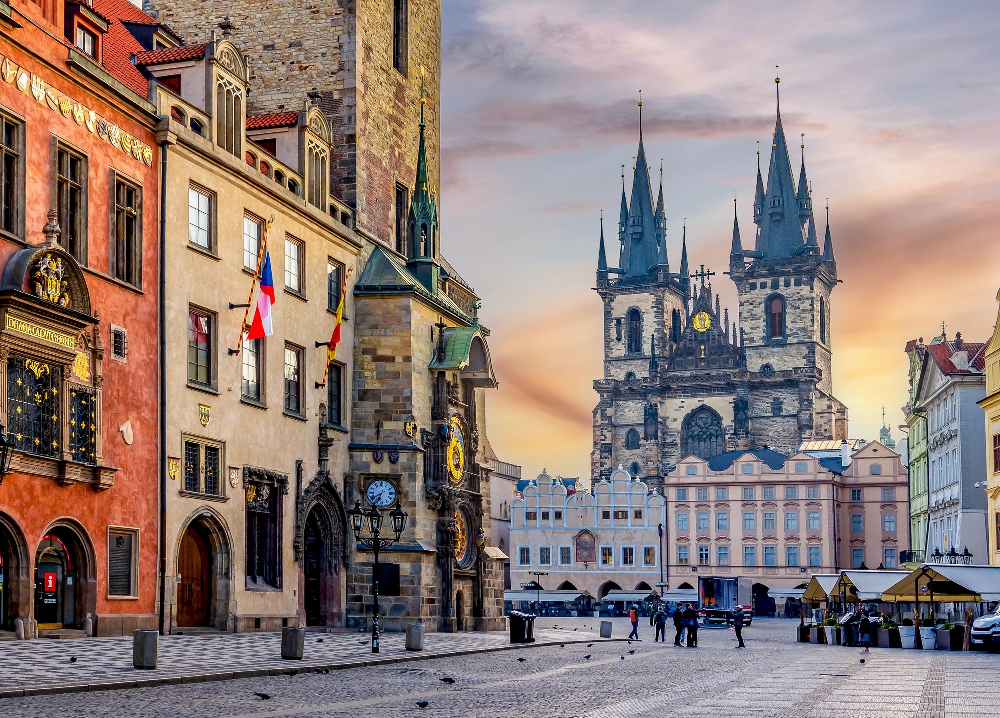 Hôtel de ville avec horloge astronomique et église de Notre-Dame avant Tyn sur la place de la Vieille Ville à Prague