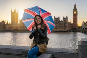 Jeune femme en séjour linguistique observant les toits de Londres, Royaume-Uni