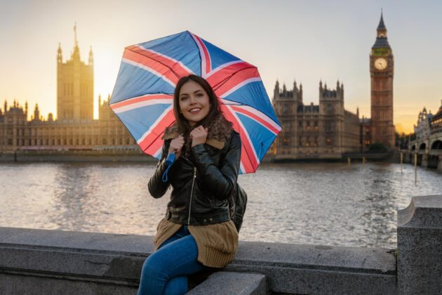 Jeune femme en séjour linguistique observant les toits de Londres, Royaume-Uni