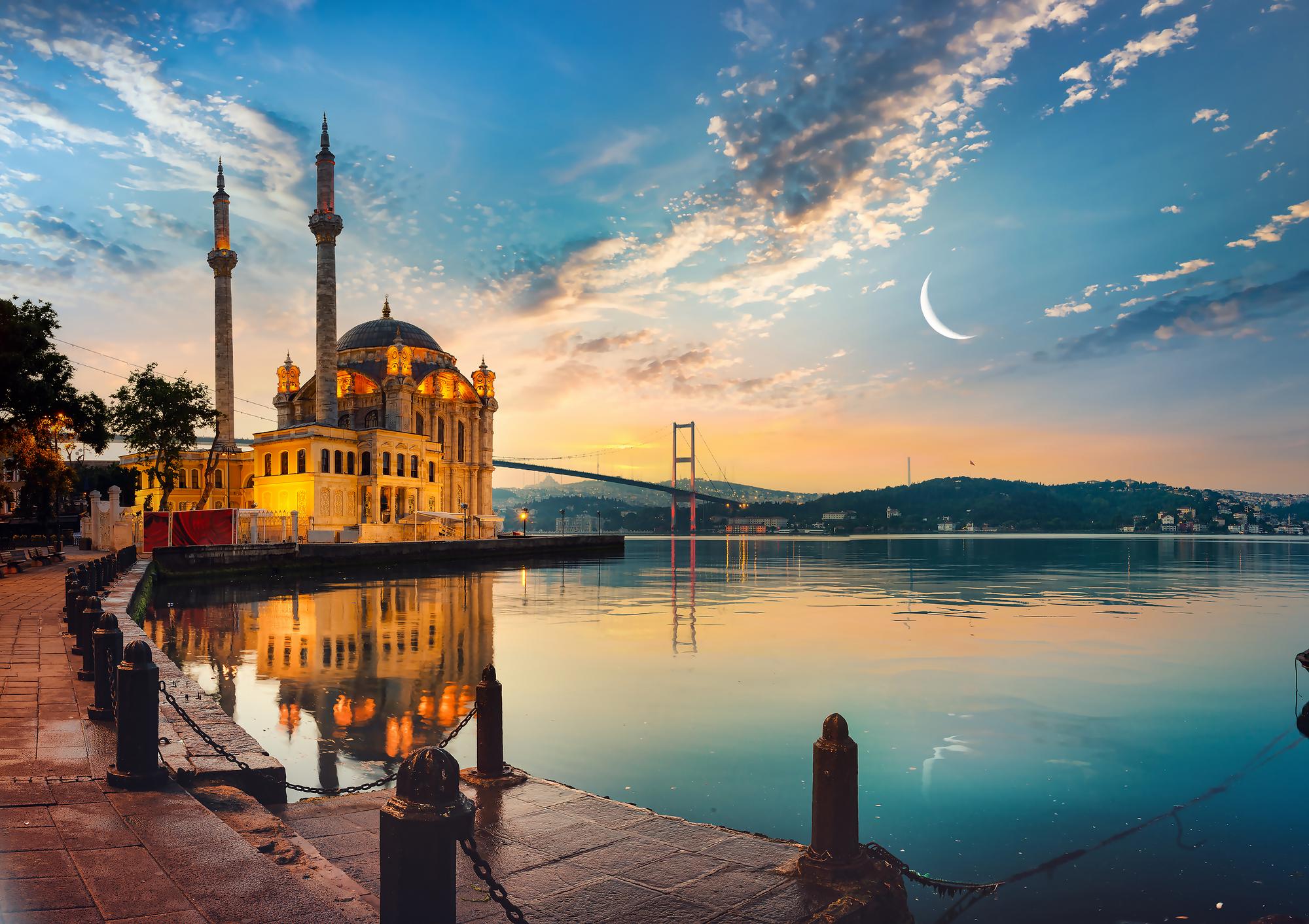 La Mosquée d’Ortaköy à Istanbul en Turquie sur les rives du Bosphore
