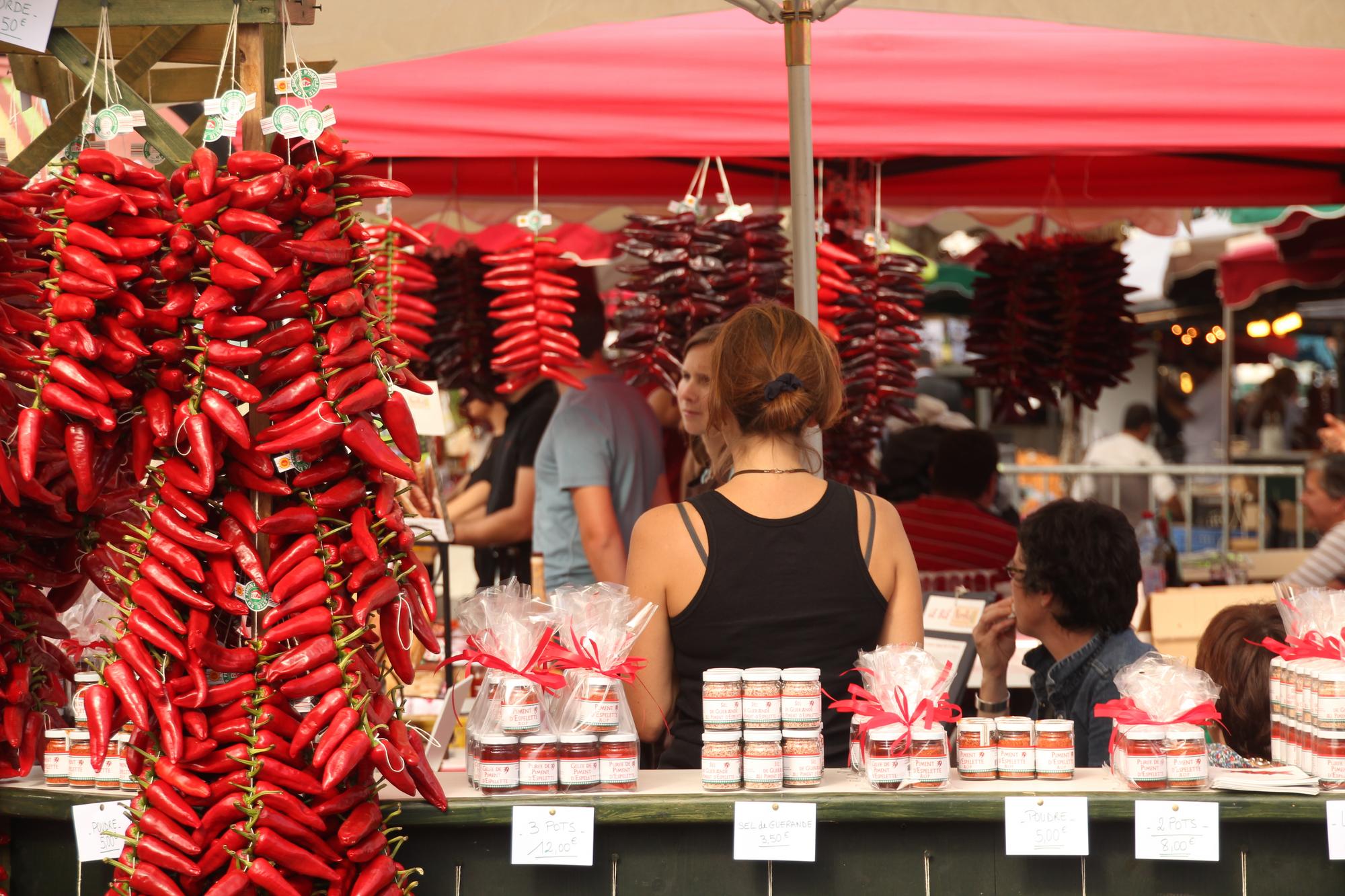 La fête du Piment à Espelette, Pays Basque, avec des piments suspendus et des visiteurs