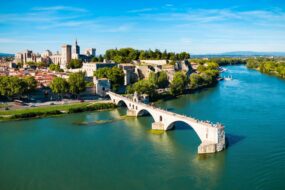 Le Pont d'Avignon attire plus de 300 000 visiteurs chaque année