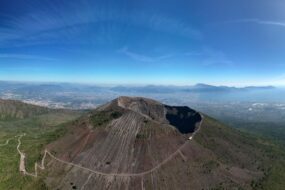 Le Vésuve à Naples culmine à 1281 mètres d'altitude