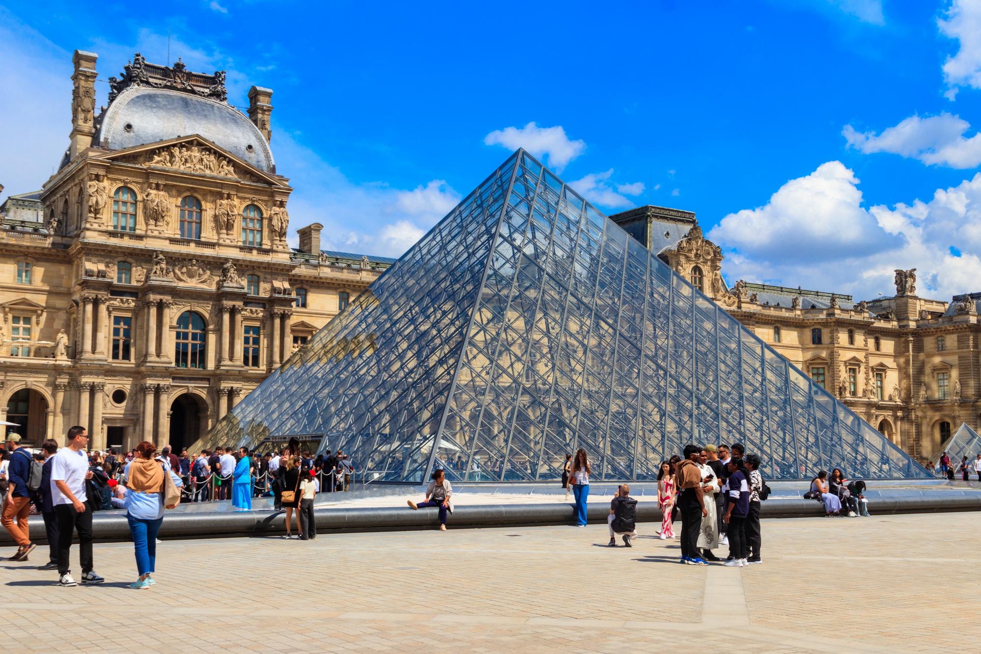 Le musée du Louvre à Paris, France, vue extérieure avec pyramide en verre