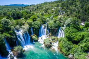 Les Chutes de Kravica en Bosnie-Herzégovine forment un arc de cercle de 120 mètres de largeur