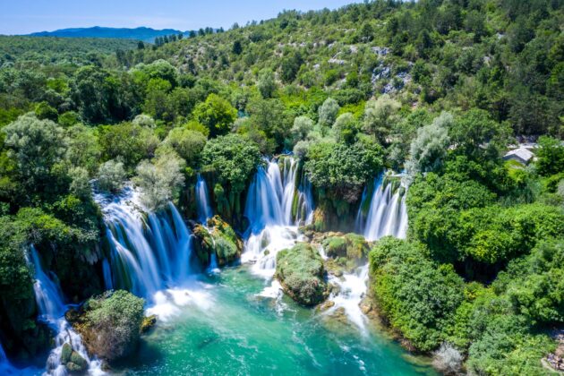 Les Chutes de Kravica en Bosnie-Herzégovine forment un arc de cercle de 120 mètres de largeur