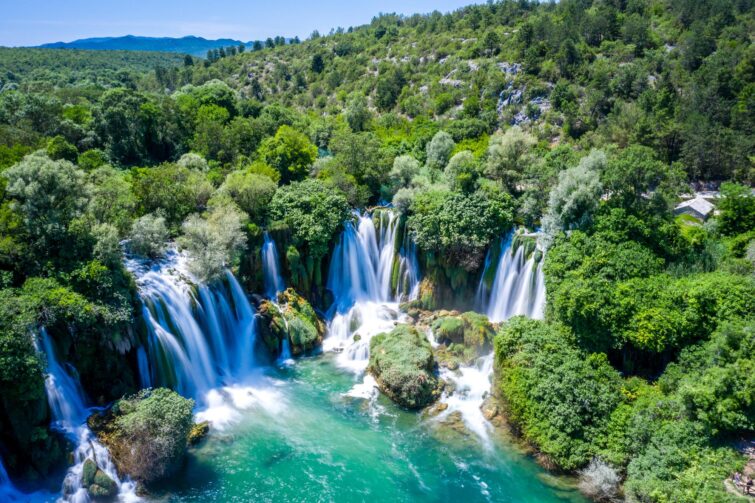 Les Chutes de Kravica en Bosnie-Herzégovine forment un arc de cercle de 120 mètres de largeur