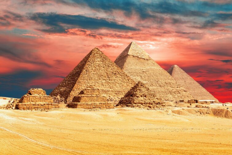 Les pyramides de Gizeh au coucher du soleil en Egypte