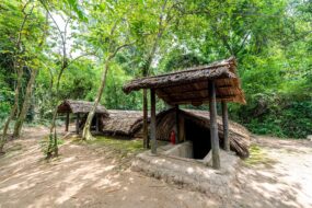 Les tunnels de Cu Chi servaient de refuge et de lieux d'embuscade pour les combattants vietnamiens durant les guerres d'Indochine et du Vietnam/Entrée d'un des tunnels de Cu Chi/Entrée d'un des tunnels de Cu Chi