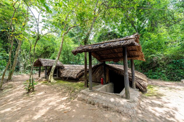 Les tunnels de Cu Chi servaient de refuge et de lieux d'embuscade pour les combattants vietnamiens durant les guerres d'Indochine et du Vietnam/Entrée d'un des tunnels de Cu Chi/Entrée d'un des tunnels de Cu Chi