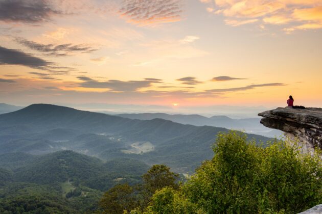 Lever du soleil sur McAfee Knob, sentier des Appalaches, Virginie, États-Unis