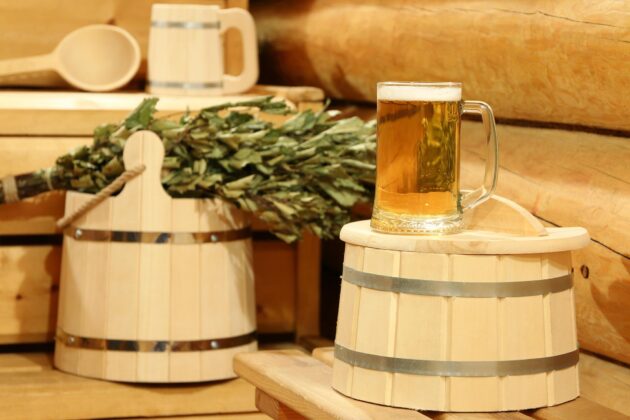 Mug de bière légère sur un tonneau dans un intérieur de bar