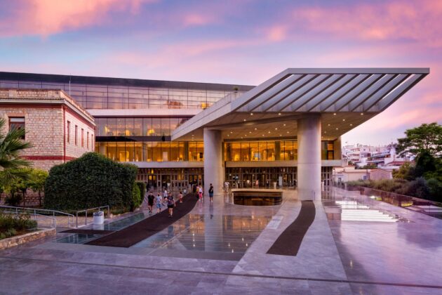 Musée de l'Acropole à Athènes vu de l'extérieur avec sa terrasse panoramique