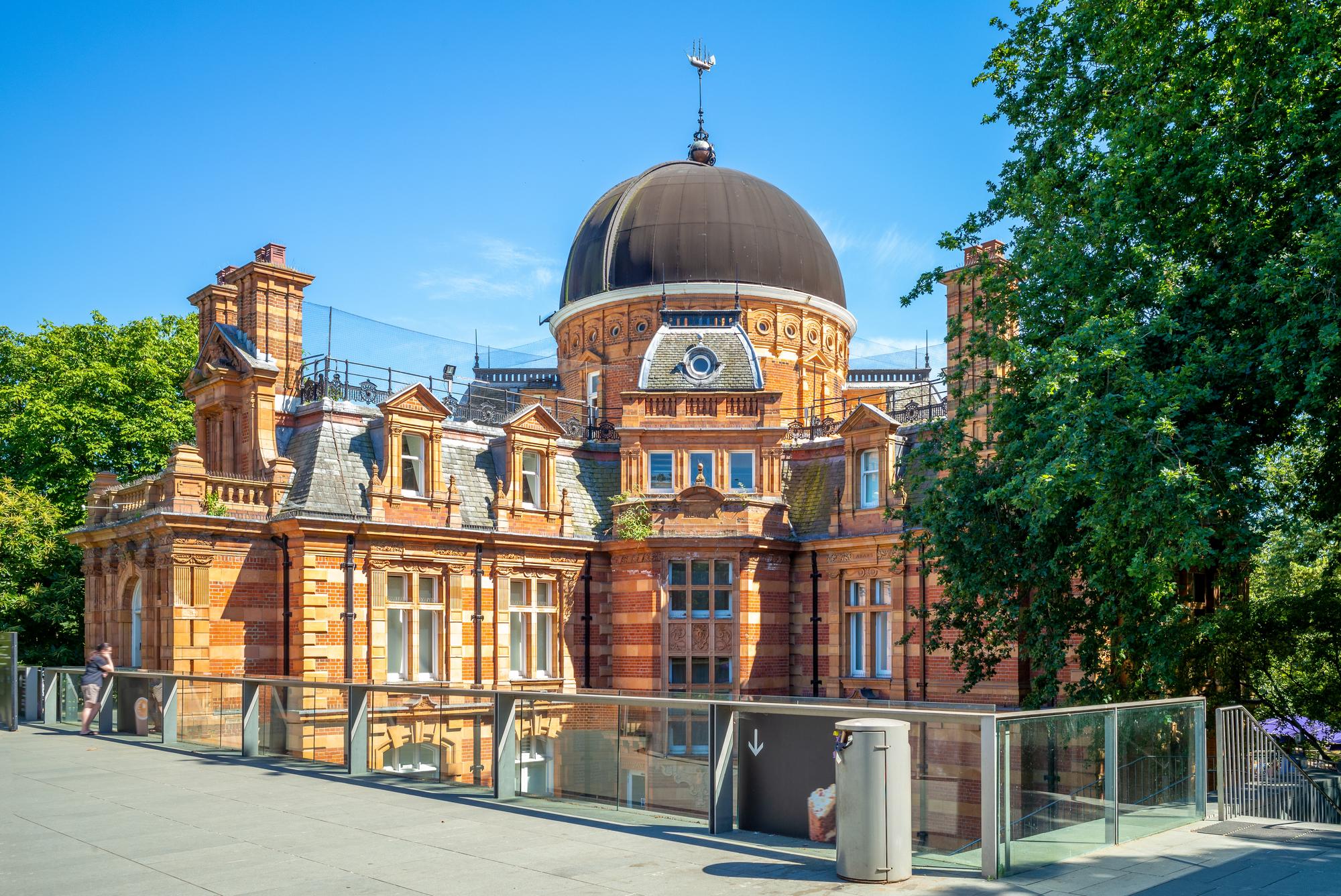 Observatoire royal de Greenwich à Londres, vue extérieure par une journée ensoleillée