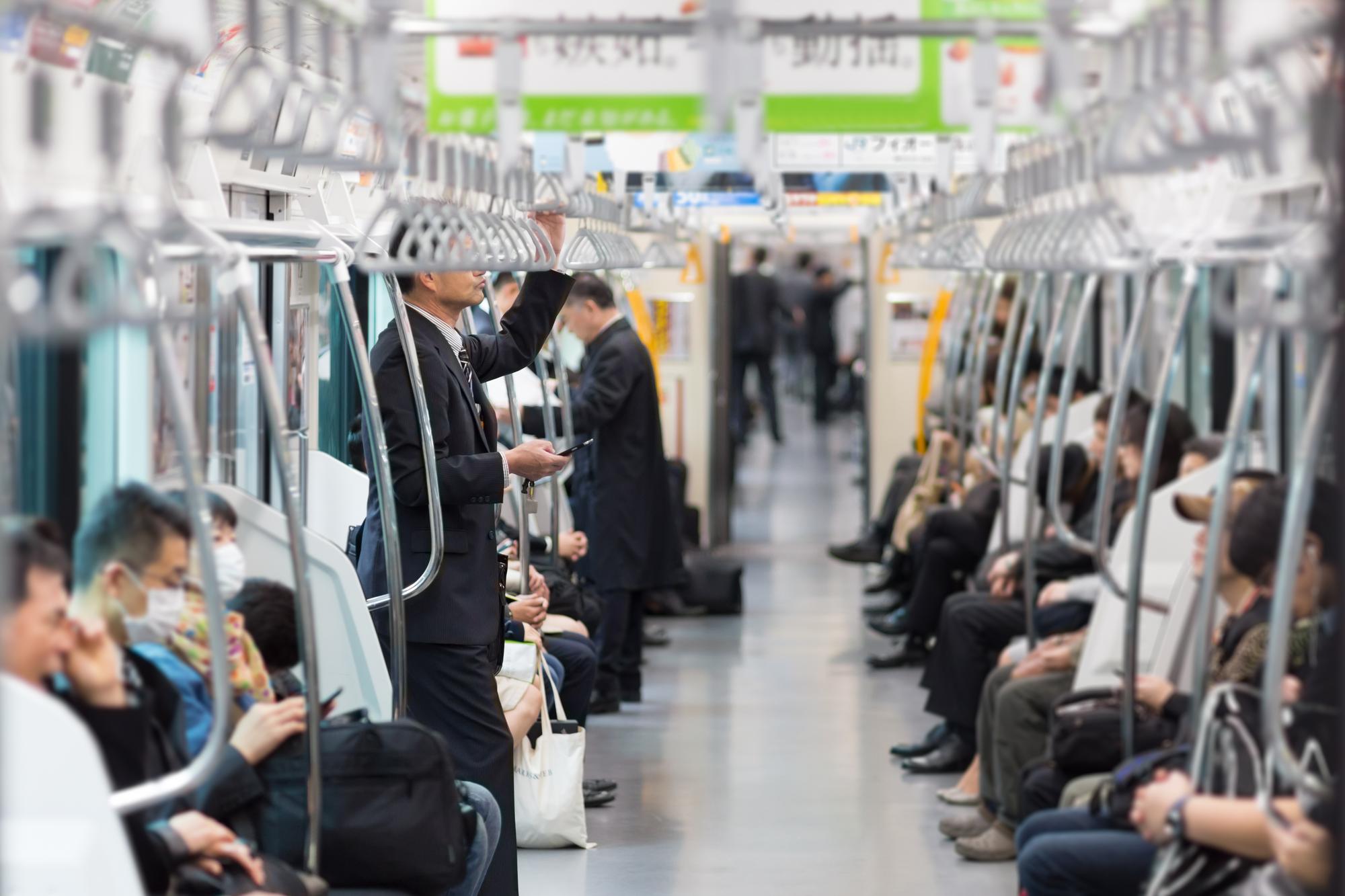 Passagers voyageant en métro à Tokyo, transport quotidien dans la ville