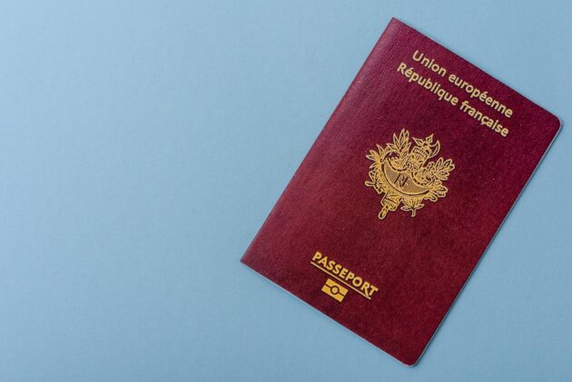 Passeport français sur fond bleu