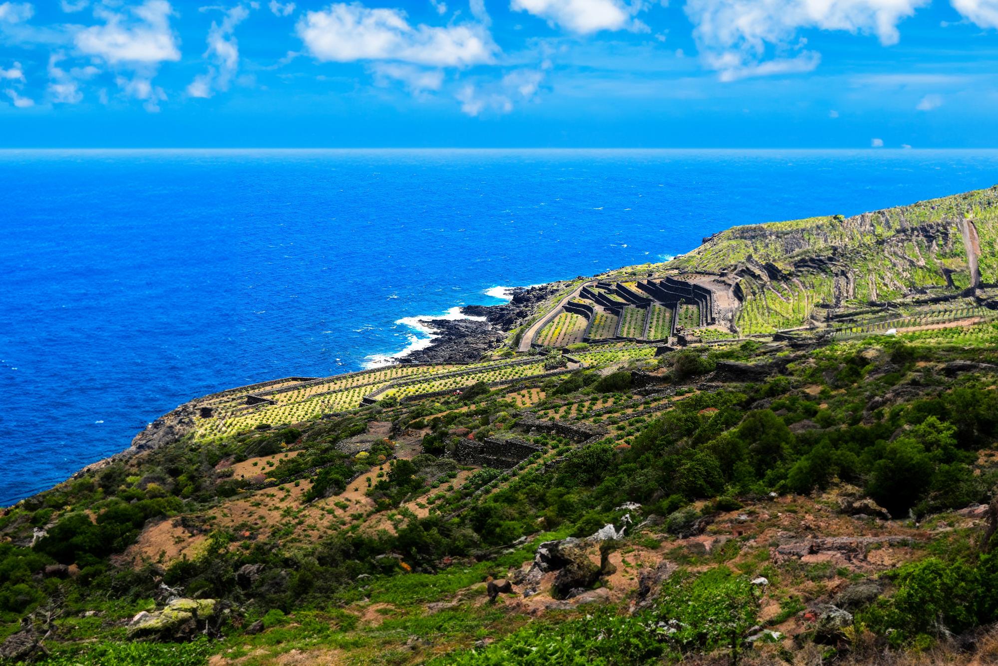 Surnommée la « Perle Noire de la Méditerranée », cette île volcanique italienne méconnue a image