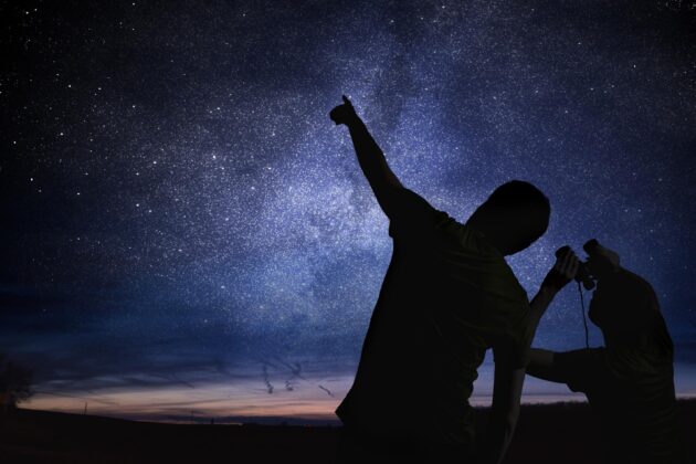Personnes observant les étoiles dans la réserve de ciel étoilé d'Alqueva, Alentejo, Portugal
