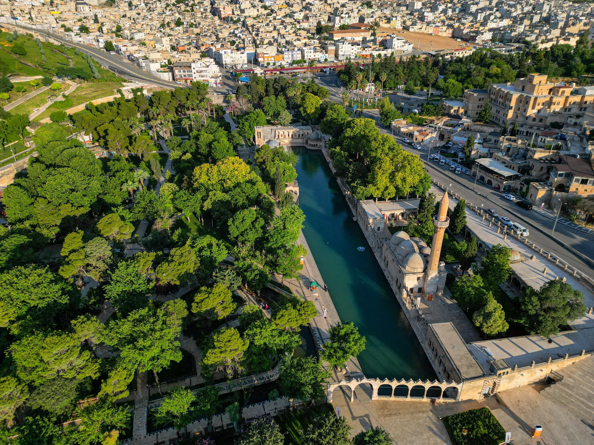 Piscine d'Abraham à Şanlıurfa, eau claire avec des poissons, lieu de visite important en Turquie