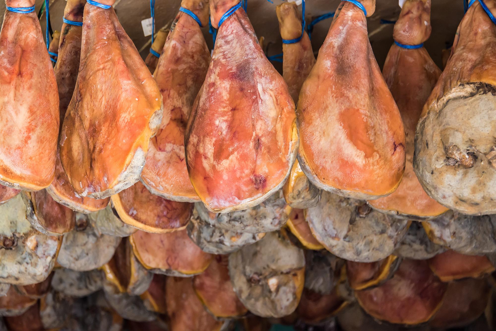 Plusieurs jambons de Bayonne suspendus au plafond lors de la Foire au jambon, Pays Basque