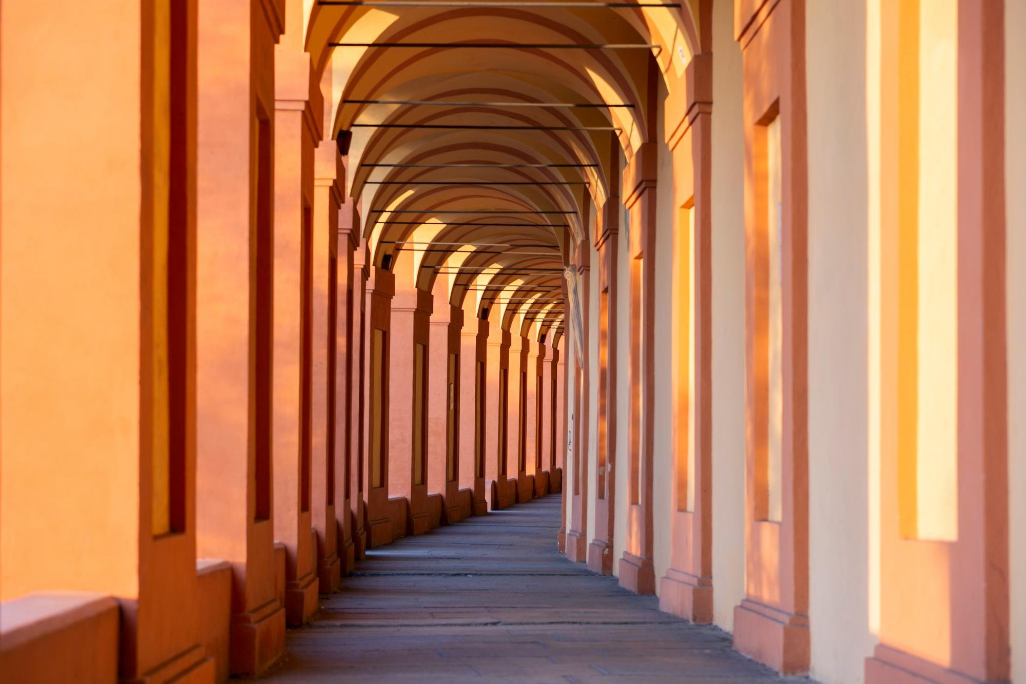 Portique de Bologne en Italie, architecture historique avec colonnes et voûtes en pierre