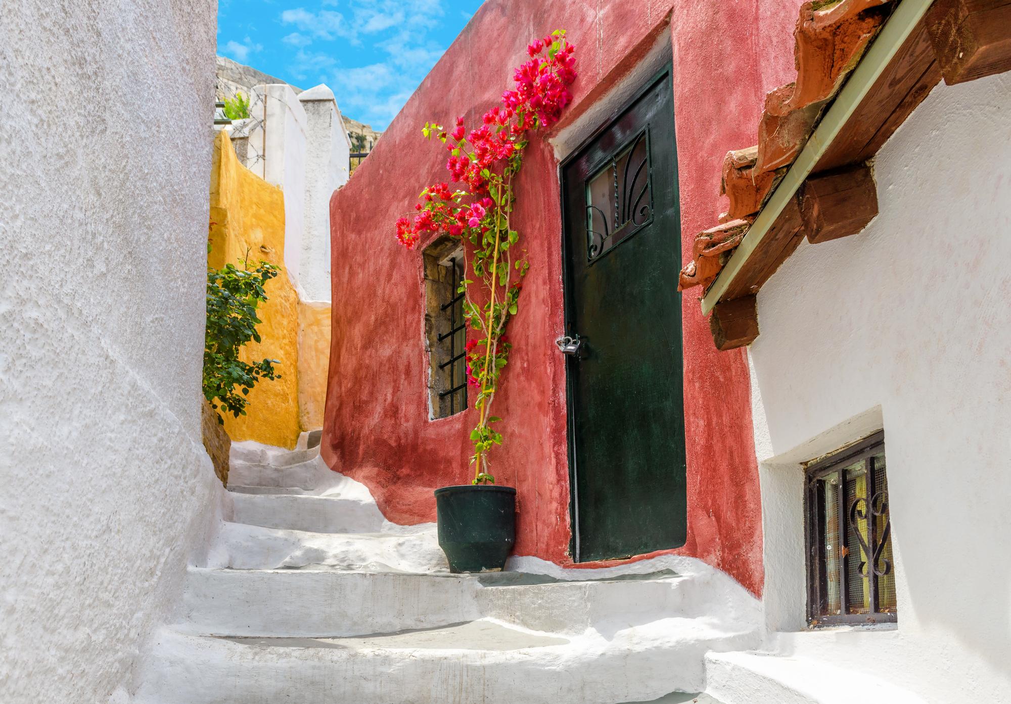 Ruelles étroites d'Anafiotika dans le quartier de Plaka à Athènes, Grèce, montrant des détails architecturaux typiques