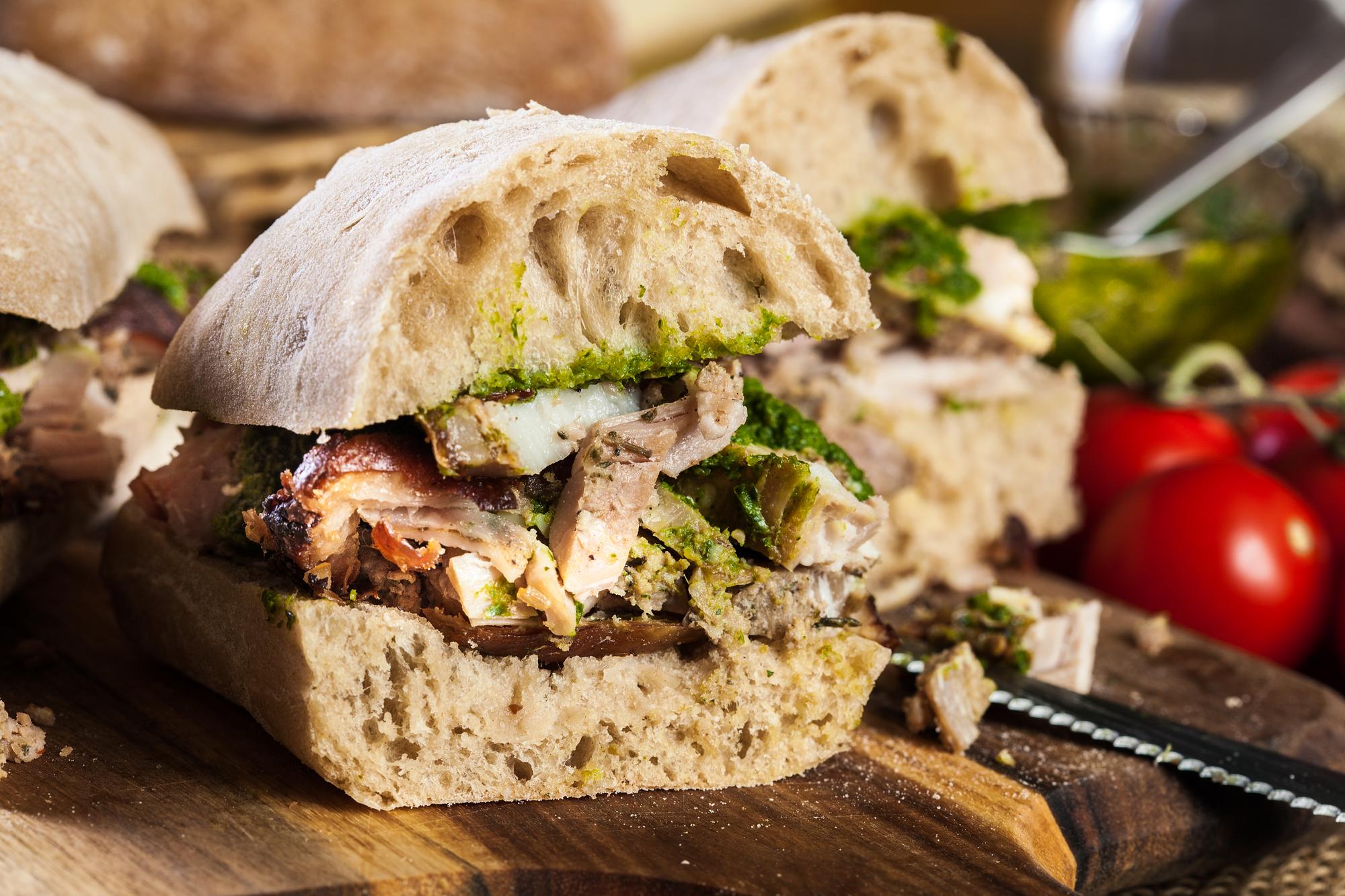 Sandwich à la porchetta italienne dans un pain ciabatta, typique de Rome