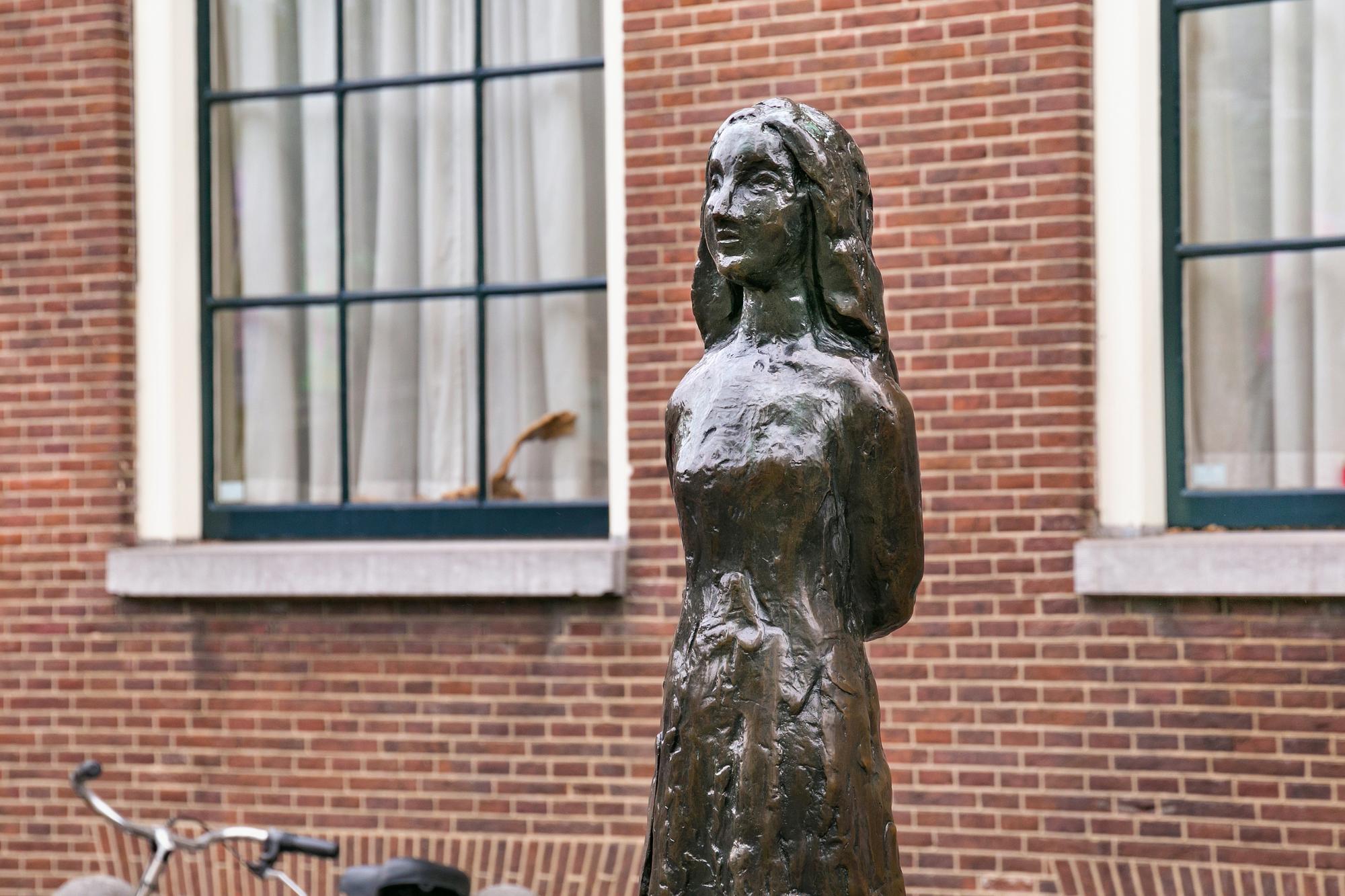 Statue d'Anne Frank sur la place Westerkerk, près de la Maison d'Anne Frank