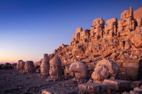 Statues antiques au sommet du Mont Nemrut en Turquie lors du coucher du soleil