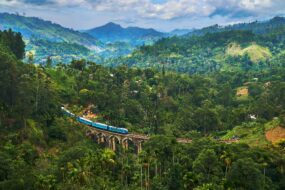 Train voyageant à côté de formations rocheuses rouges dans les Rocheuses américaines