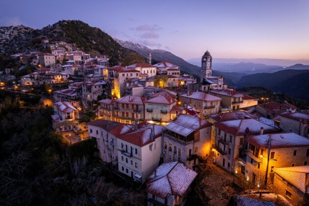 Village historique de Dimitsana en Grèce, vue aérienne