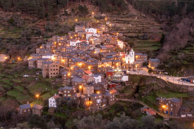 Village historique de Piódão au Portugal, maisons en schiste et ruelles pavées à la tombée du soir