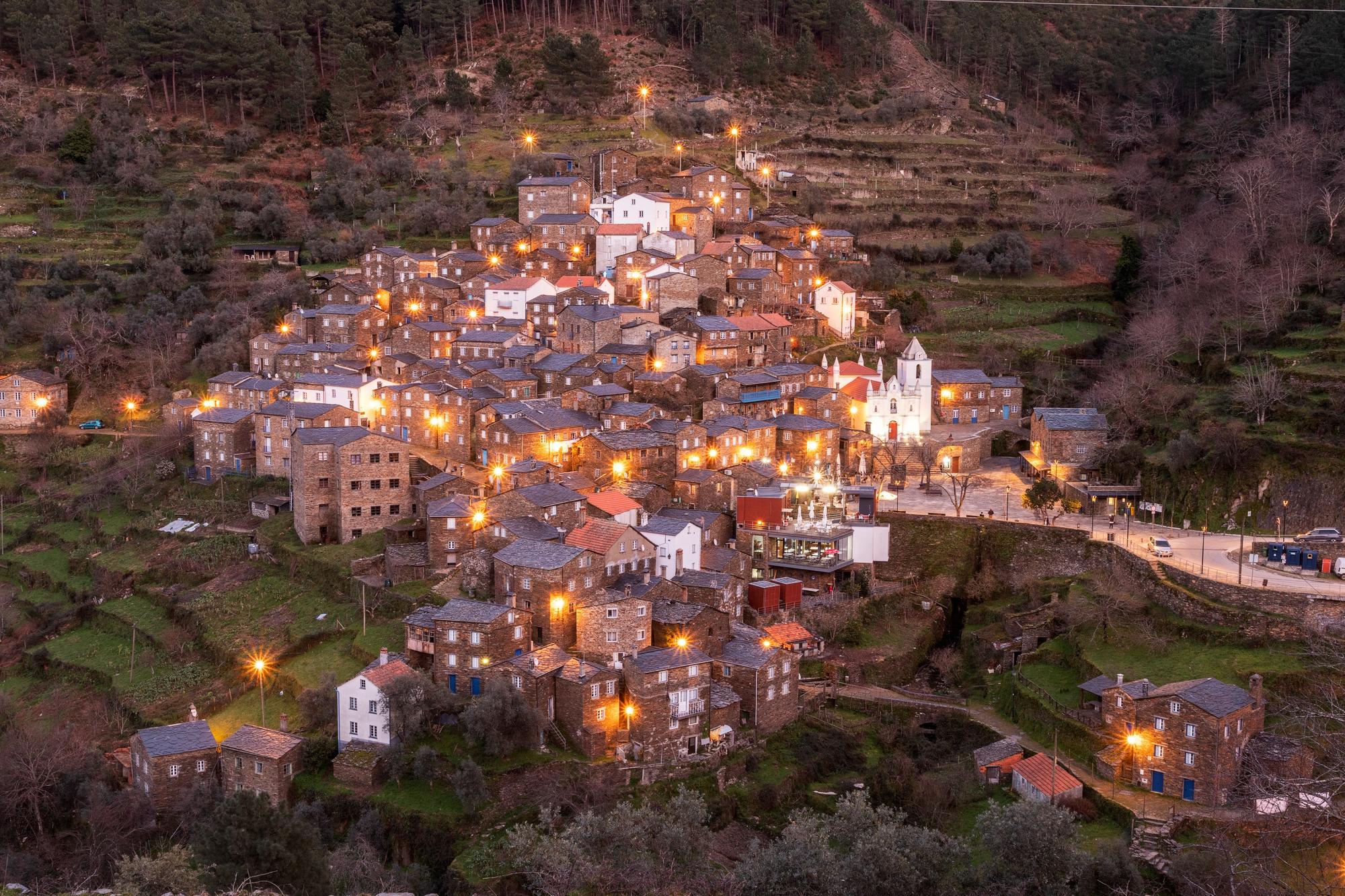 Village historique de Piódão au Portugal, maisons en schiste et ruelles pavées à la tombée du soir