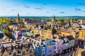 Vue aérienne de la ville d'Oxford en Angleterre, montrant des bâtiments historiques et des rues alignées