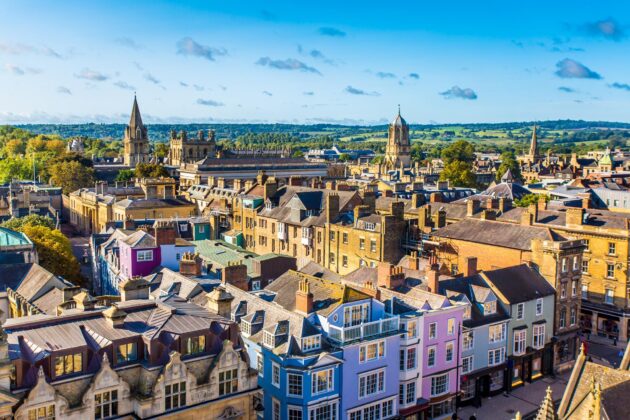Vue aérienne de la ville d'Oxford en Angleterre, montrant des bâtiments historiques et des rues alignées