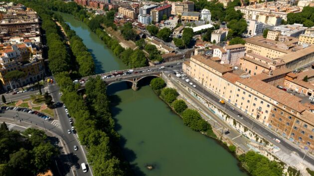 Vue aérienne du fleuve Tibre et du pont Testaccio à Rome, quartier authentique loin du tourisme de masse