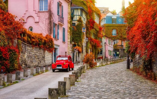Vue de la rue cozy dans le quartier de Montmartre avec la basilique de Paris, France