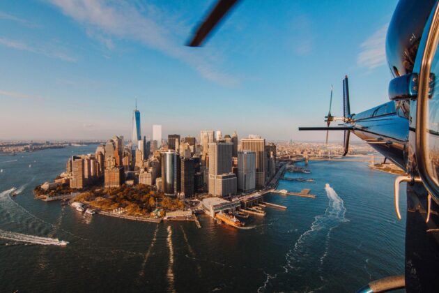 Vue d'un hélicoptère au coucher du soleil sur New York