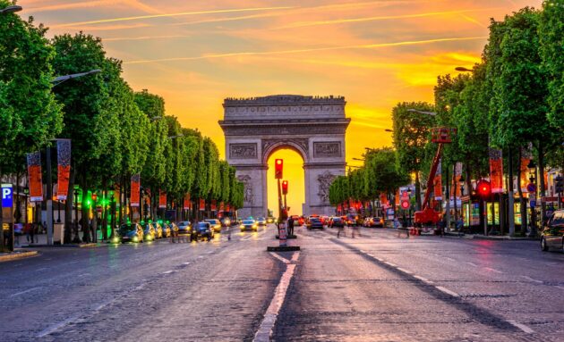 Vue nocturne des Champs-Élysées avec l'Arc de Triomphe illuminé, Paris, France