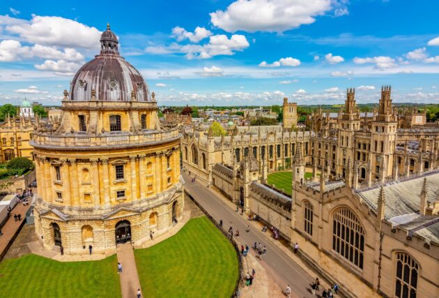 Vue panoramique d'Oxford avec la Radcliffe Camera et All Souls College, Royaume-Uni