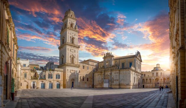 Vue panoramique de Lecce en Italie au coucher du soleil, mise en valeur par son architecture baroque dorée