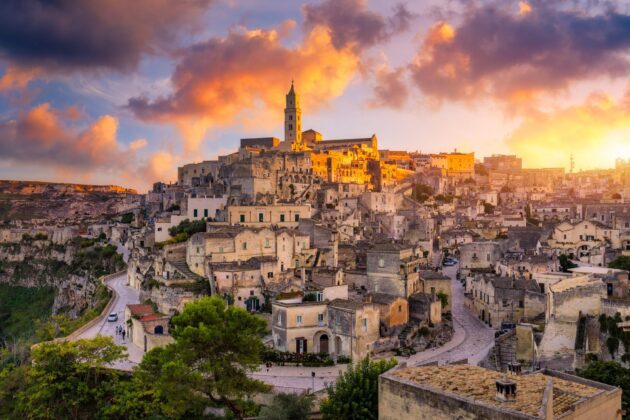 Vue panoramique de Matera au crépuscule, illuminant les sassi et l'architecture historique