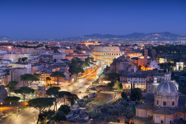 Vue panoramique du Forum romain et du Colisée à Rome, Italie