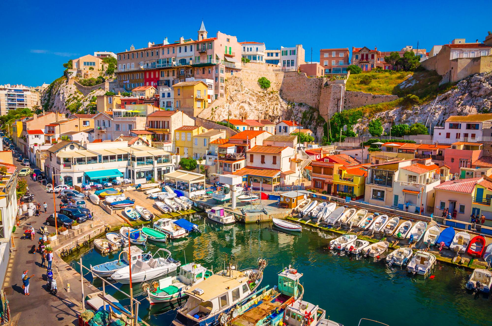 Vue panoramique du Vallon des Auffes, petit port de pêche pittoresque à Marseille
